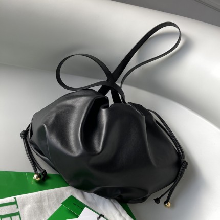 B V The Medium Bulb Bag Black