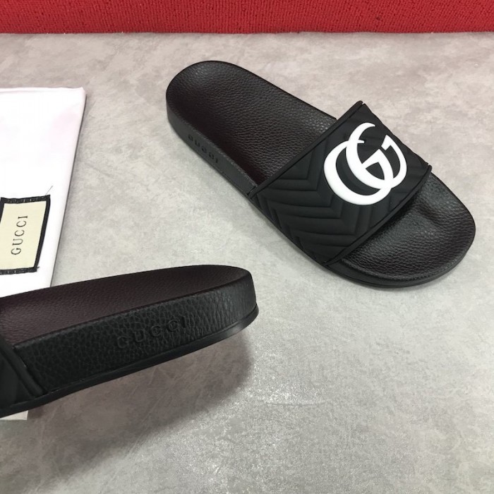 Gucci Matelasse Rubber Slide Sandals Black /white