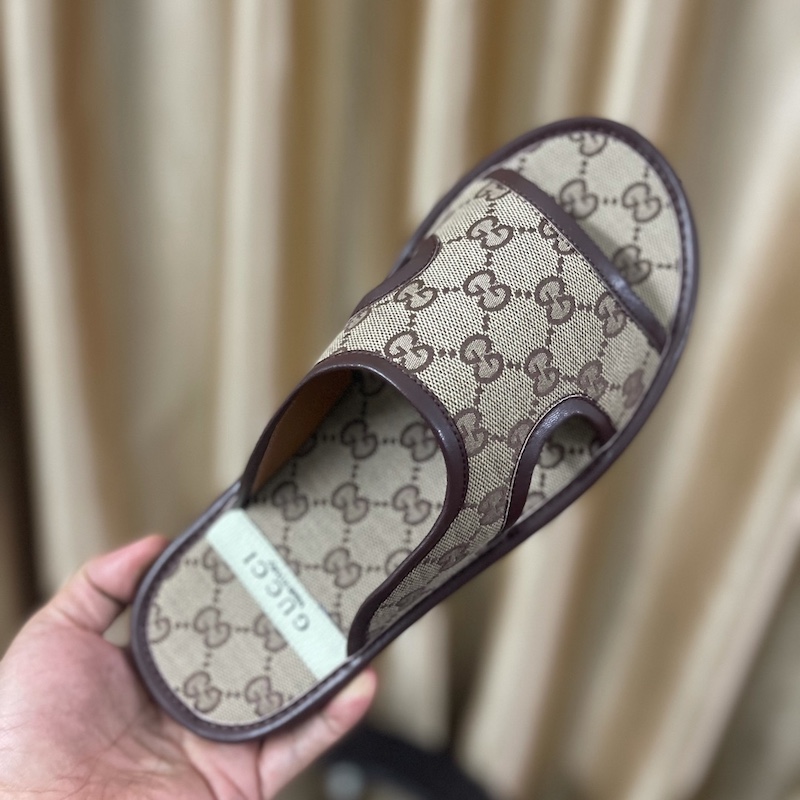 Gucci Men's GG Supreme slide sandal