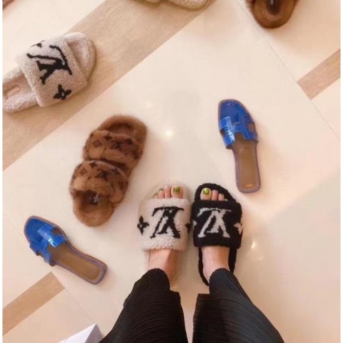Kylie Jenner in skinny jeans and black fur slides on April 5 ~ I want her  style - What celebrities wore and where to buy it. Celebrity Style